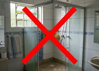 Ambientes mais abertos ajudam a criar sensação de continuidade dentro do banheiro