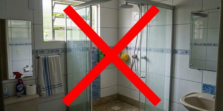 Ambientes mais abertos ajudam a criar sensação de continuidade dentro do banheiro