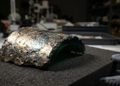 Séculos de contato com o ambiente alteraram lentamente a superfície do material sem intervenção humana