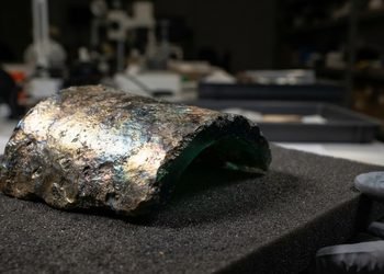 Séculos de contato com o ambiente alteraram lentamente a superfície do material sem intervenção humana