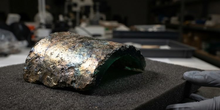 Séculos de contato com o ambiente alteraram lentamente a superfície do material sem intervenção humana