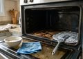 A consistência da pasta ajuda a manter o bicarbonato em contato com a sujeira por mais tempo