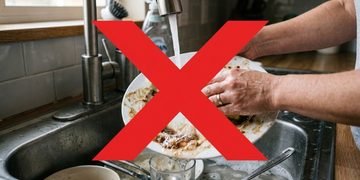Retirar restos maiores de comida é diferente de passar cada prato pela torneira antes do ciclo