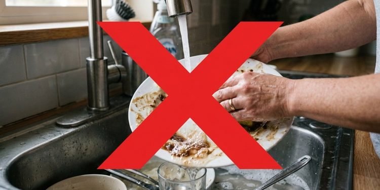 Retirar restos maiores de comida é diferente de passar cada prato pela torneira antes do ciclo