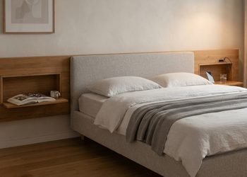 Poucos centímetros atrás da cama podem virar apoio lateral e espaço de armazenamento ao mesmo tempo