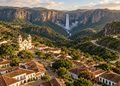 A água despenca por um enorme paredão cercado por uma paisagem natural preservada - Imagem ilustrativa