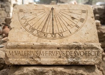 A inscrição transforma um instrumento para medir o tempo em um registro da vida política romana