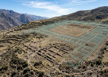 A distância do centro imperial levanta novas perguntas sobre a presença e a influência daquele povo