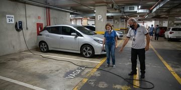 A posição do carregador não é o único ponto relevante quando cabos e instalações alcançam espaços compartilhados