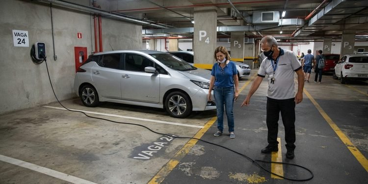 A posição do carregador não é o único ponto relevante quando cabos e instalações alcançam espaços compartilhados