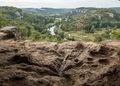 Formas criadas diretamente na superfície lembram elementos de uma paisagem vista em escala reduzida - Imagem ilustrativa