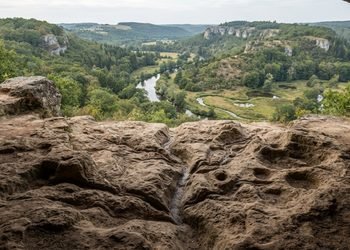 Formas criadas diretamente na superfície lembram elementos de uma paisagem vista em escala reduzida - Imagem ilustrativa