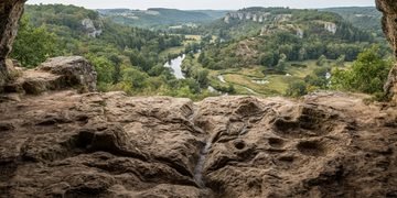 Formas criadas diretamente na superfície lembram elementos de uma paisagem vista em escala reduzida - Imagem ilustrativa