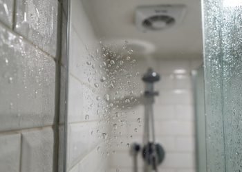 O vapor não desaparece imediatamente quando o chuveiro é desligado