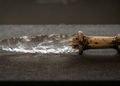 O uso de materiais incomuns revela um trabalho cuidadoso para produzir uma peça muito diferente de objetos comuns