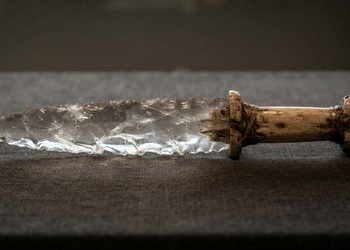 O uso de materiais incomuns revela um trabalho cuidadoso para produzir uma peça muito diferente de objetos comuns