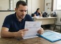 O documento assinado antes do curso pode mostrar como a obrigação de permanência foi apresentada