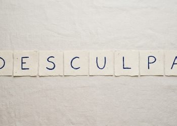O pedido constante de desculpas pode aparecer até em situações nas quais não existe responsabilidade real