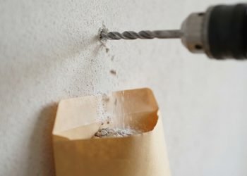 O envelope aberto forma uma pequena bolsa logo abaixo do local onde o pó começa a cair