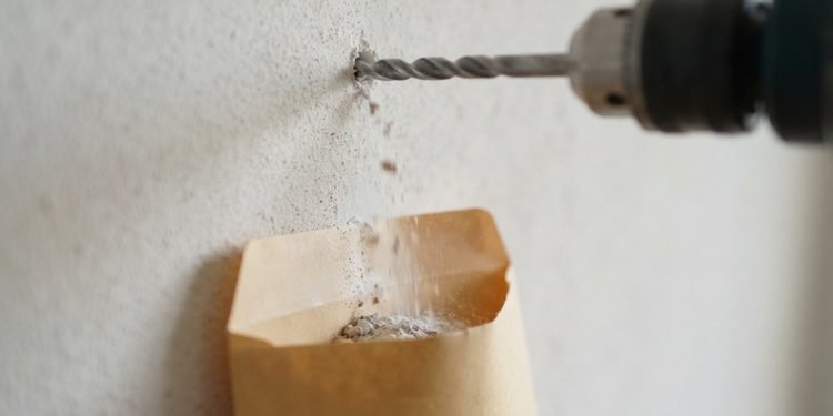 O envelope aberto forma uma pequena bolsa logo abaixo do local onde o pó começa a cair