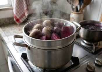 Métodos com menos contato com a água podem reduzir a perda de alguns nutrientes durante o preparo