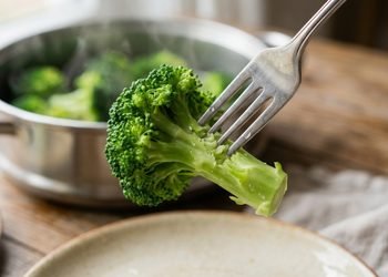 O contato prolongado com muita água pode levar parte dos nutrientes solúveis para o líquido do cozimento