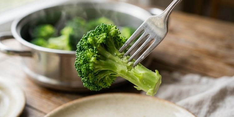 O contato prolongado com muita água pode levar parte dos nutrientes solúveis para o líquido do cozimento