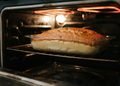 A posição da assadeira influencia a maneira como o alimento recebe calor durante o preparo