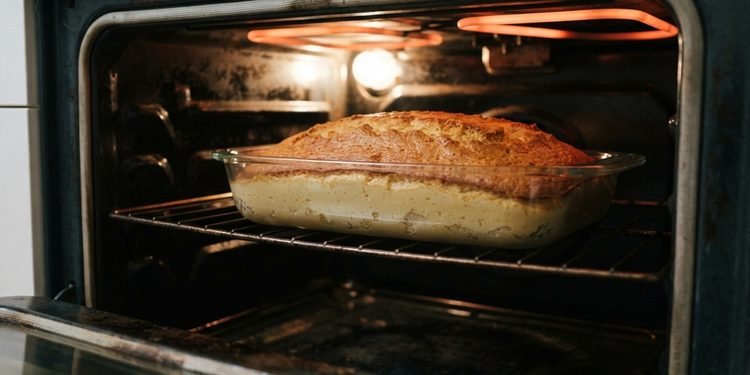 A posição da assadeira influencia a maneira como o alimento recebe calor durante o preparo