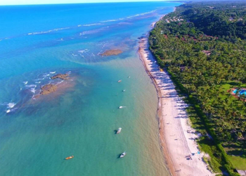 Arraial d’Ajuda chama atenção pelo mar calmo e pelas paisagens coloridas - Créditos: depositphotos.com / Cristian_Lourenco