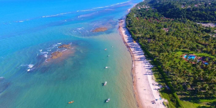 Arraial d’Ajuda chama atenção pelo mar calmo e pelas paisagens coloridas - Créditos: depositphotos.com / Cristian_Lourenco