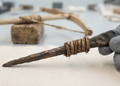 O pequeno objeto mostra que ferramentas rotativas já faziam parte do trabalho com materiais muito antes das grandes dinastias