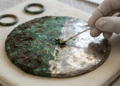 A aparência das peças mostra como artesãos conseguiam alterar visualmente o bronze com técnicas específicas