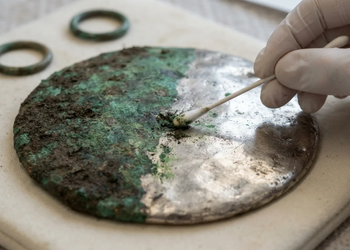 A aparência das peças mostra como artesãos conseguiam alterar visualmente o bronze com técnicas específicas