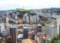 A história política divide espaço com uma presença universitária que ajuda a movimentar o município - Créditos: Wikipedia / Wikimedia Commons