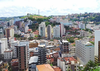A história política divide espaço com uma presença universitária que ajuda a movimentar o município - Créditos: Wikipedia / Wikimedia Commons
