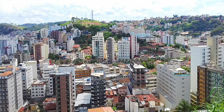A história política divide espaço com uma presença universitária que ajuda a movimentar o município - Créditos: Wikipedia / Wikimedia Commons