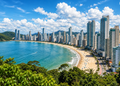 A combinação de prédios gigantes e mar criou uma paisagem urbana difícil de confundir com qualquer outra (imagem gerada)