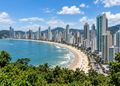 Prédios muito altos dividem espaço com uma faixa de litoral que atrai visitantes o ano inteiro - Imagem ilustrativa