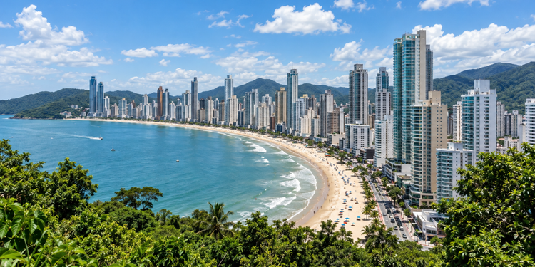Prédios muito altos dividem espaço com uma faixa de litoral que atrai visitantes o ano inteiro - Imagem ilustrativa