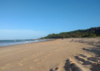 Baía Formosa reúne praias, falésias e mar aberto - Créditos: Wikipedia / Wikimedia Commons