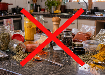 Deixar os potes visíveis pode facilitar a escolha dos ingredientes durante o preparo das refeições