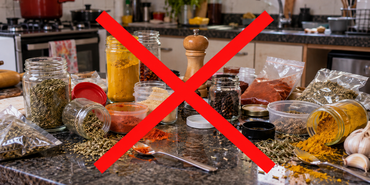 Deixar os potes visíveis pode facilitar a escolha dos ingredientes durante o preparo das refeições