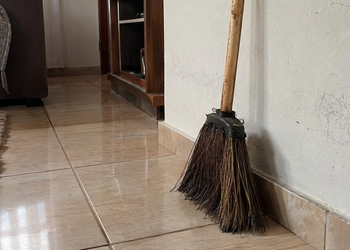 O cabo e outras partes da vassoura podem continuar úteis mesmo quando ela já não funciona bem para varrer