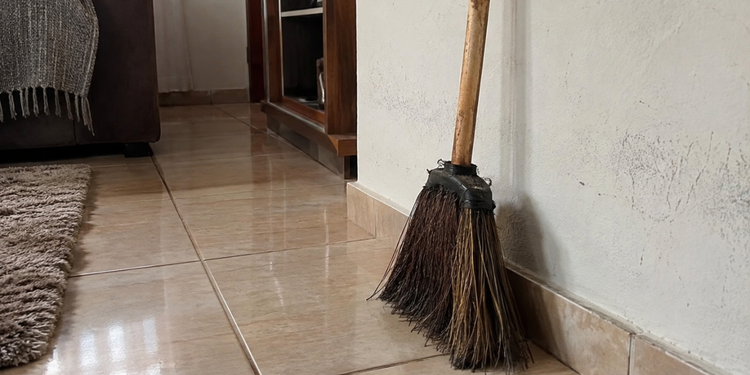 O cabo e outras partes da vassoura podem continuar úteis mesmo quando ela já não funciona bem para varrer