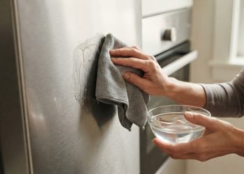 A água morna ajuda a amolecer alguns resíduos enquanto o detergente auxilia na limpeza da superfície