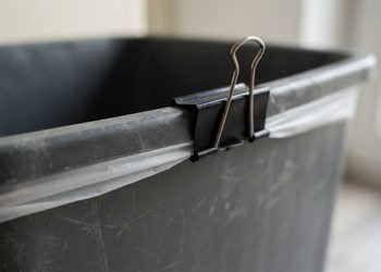 As presilhas seguram as bordas do saco quando o peso começa a puxá-lo para dentro