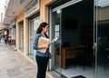 O contrato pode mostrar como a escola e a financeira participam da cobrança do curso