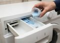 Cada compartimento libera o produto em um momento específico conforme o programa escolhido