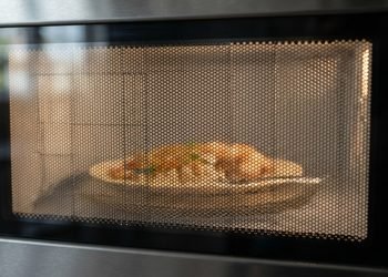 A malha metálica combina pequenas aberturas com uma barreira projetada para conter as micro-ondas
